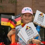Mädchen mit deutschen Fahnen bei einer Parade in Chicago.