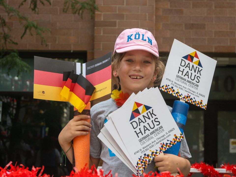 Mädchen mit deutschen Fahnen bei einer Parade in Chicago.