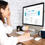 Gerade absolviert eine Frau unser Test-Training, ganz einfach online.