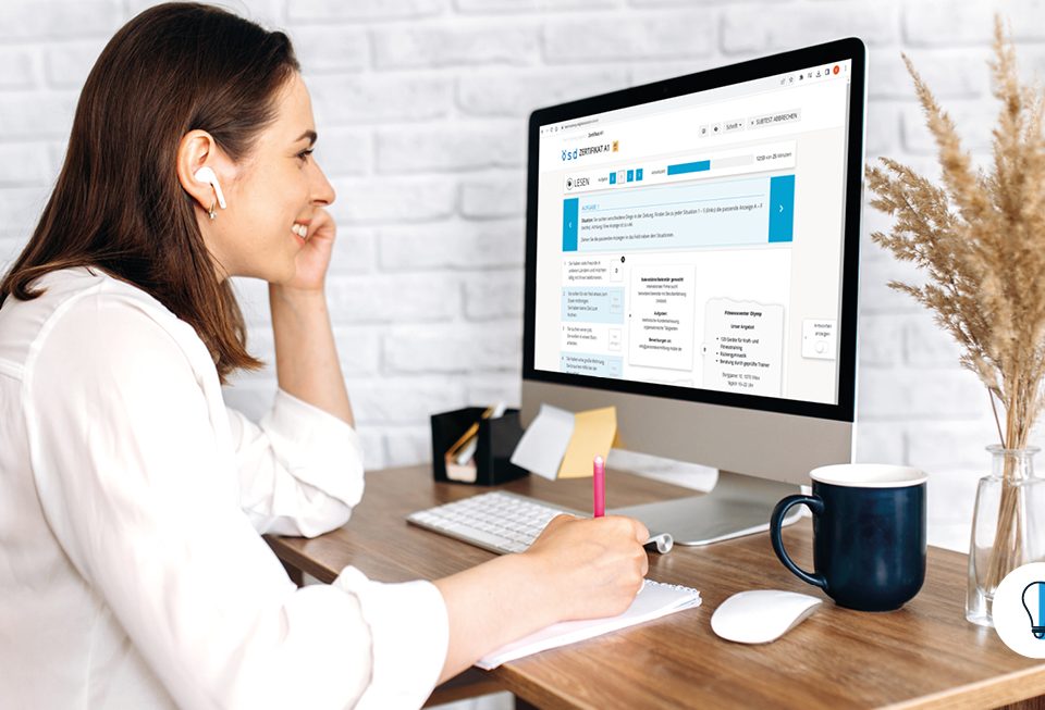 Gerade absolviert eine Frau unser Test-Training, ganz einfach online.